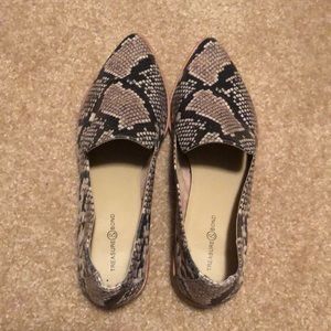 Ladies flat shoes